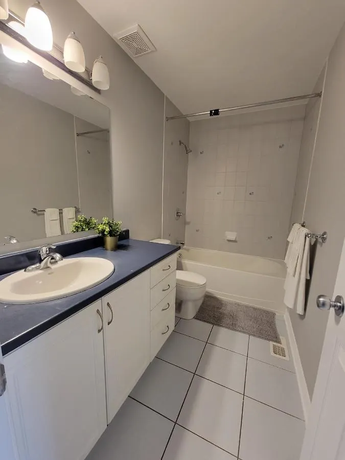 Cozy 3 Bedroom Town House 20 Min From Ottawa Down Town And Airport 0*,  Canada