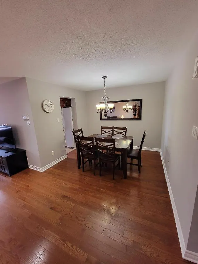 Cozy 3 Bedroom Town House 20 Min From Ottawa Down Town And Airport 0*,  Canada