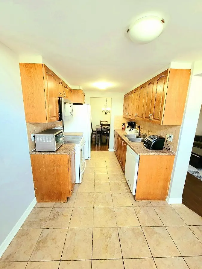 Cozy 3 Bedroom Town House 20 Min From Ottawa Down Town And Airport Apartment